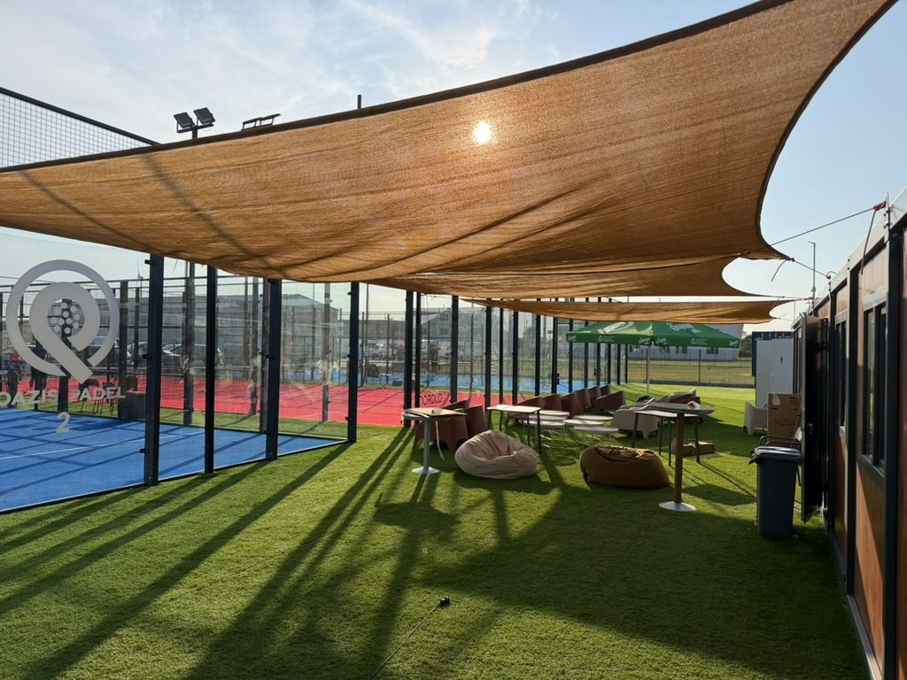 Bézs napvitorlák az Oázis Padel klub teraszán, acéloszlopokra feszítve