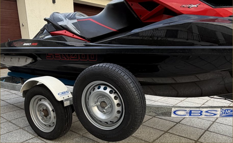 Jetski utánfutó egyedi pótkeréktartóval, a váz elejére szerelt tartalék kerékkel